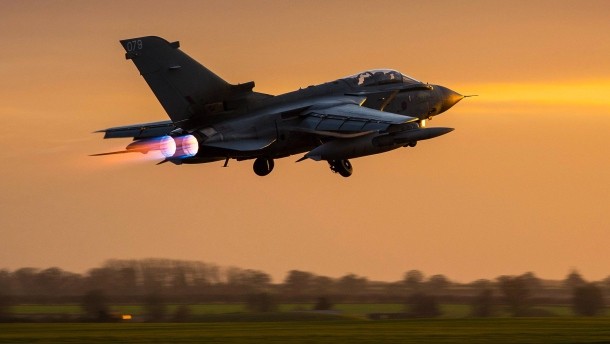ein-britischer-tornado-hebt